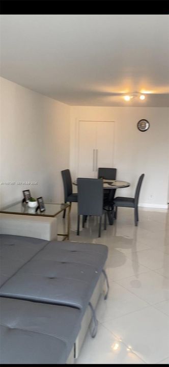 出租: $3,200 (1 贝兹, 1 浴室, 1094 平方英尺)