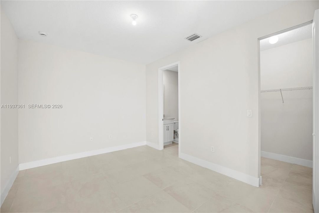 First-floor en-suite bedroom with private exterior entrance