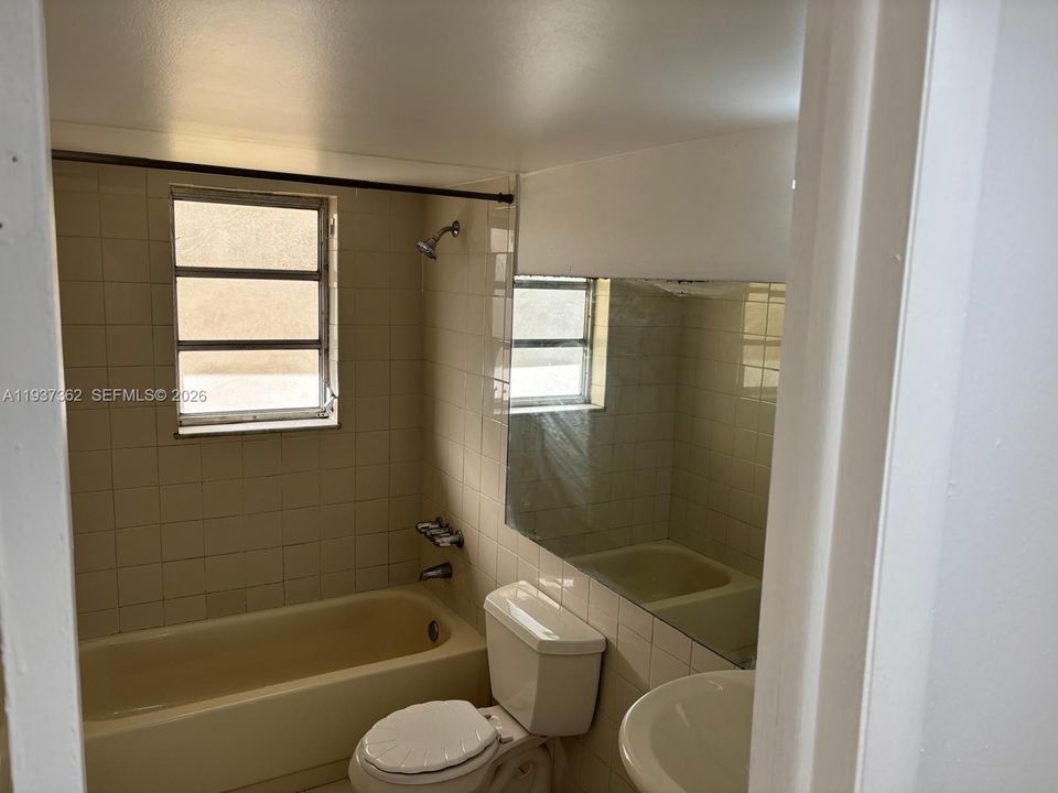 For Rent: $1,850 (2 beds, 1 baths, 928 Square Feet)