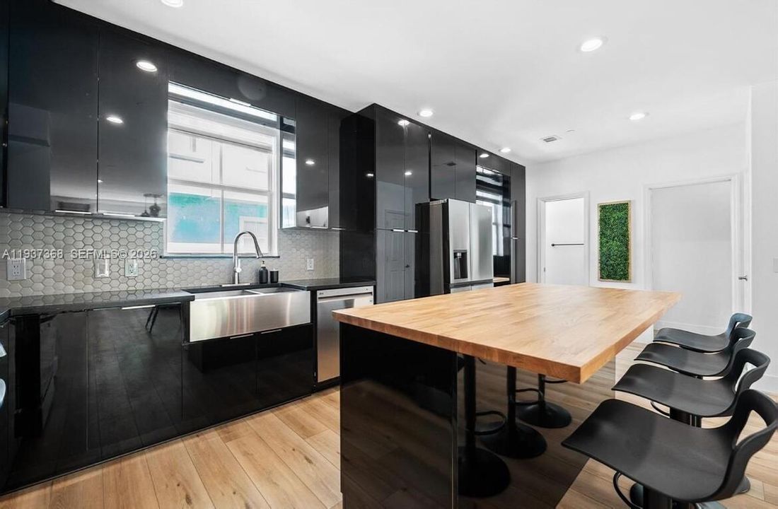 For Sale: $599,000 (3 beds, 2 baths, 1703 Square Feet)