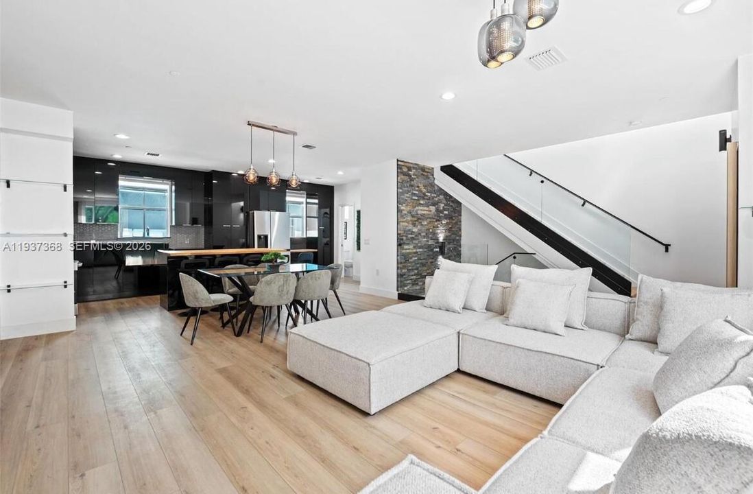 For Sale: $599,000 (3 beds, 2 baths, 1703 Square Feet)