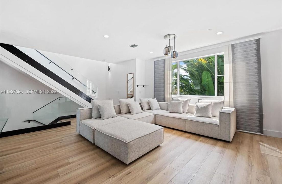 For Sale: $599,000 (3 beds, 2 baths, 1703 Square Feet)