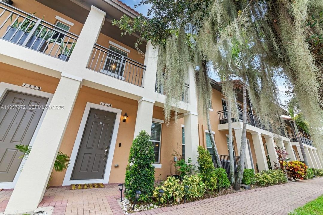 出租: $3,300 (3 贝兹, 3 浴室, 1924 平方英尺)