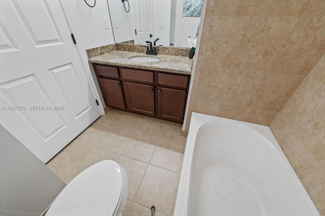 出租: $3,300 (3 贝兹, 3 浴室, 1924 平方英尺)