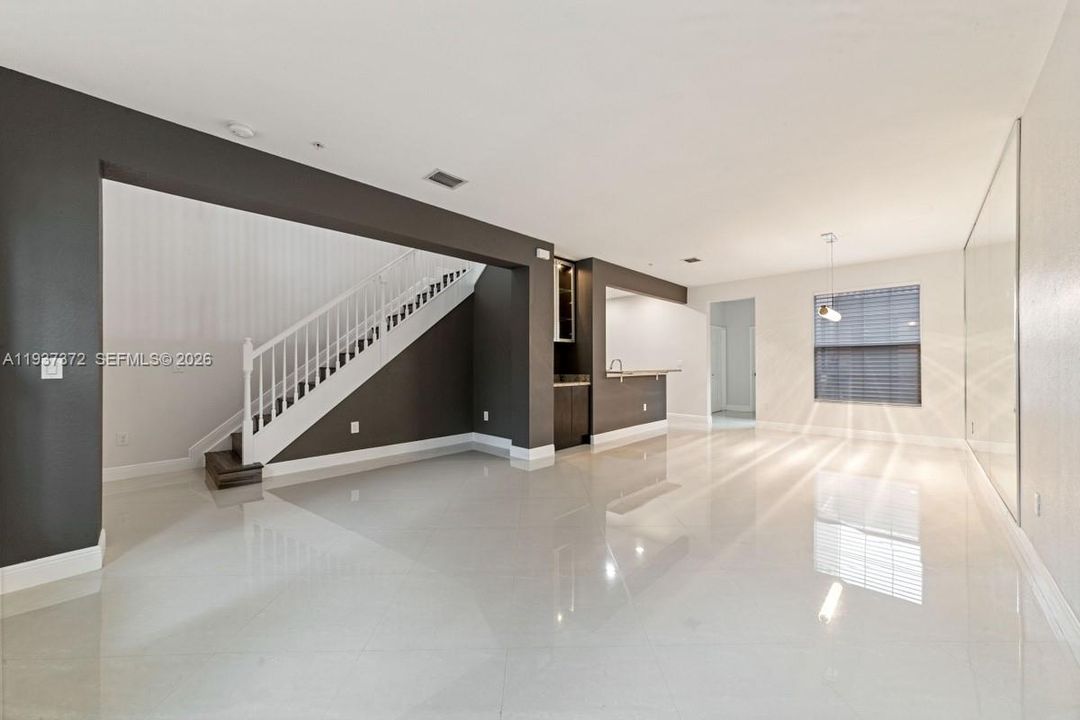 出租: $3,300 (3 贝兹, 3 浴室, 1924 平方英尺)