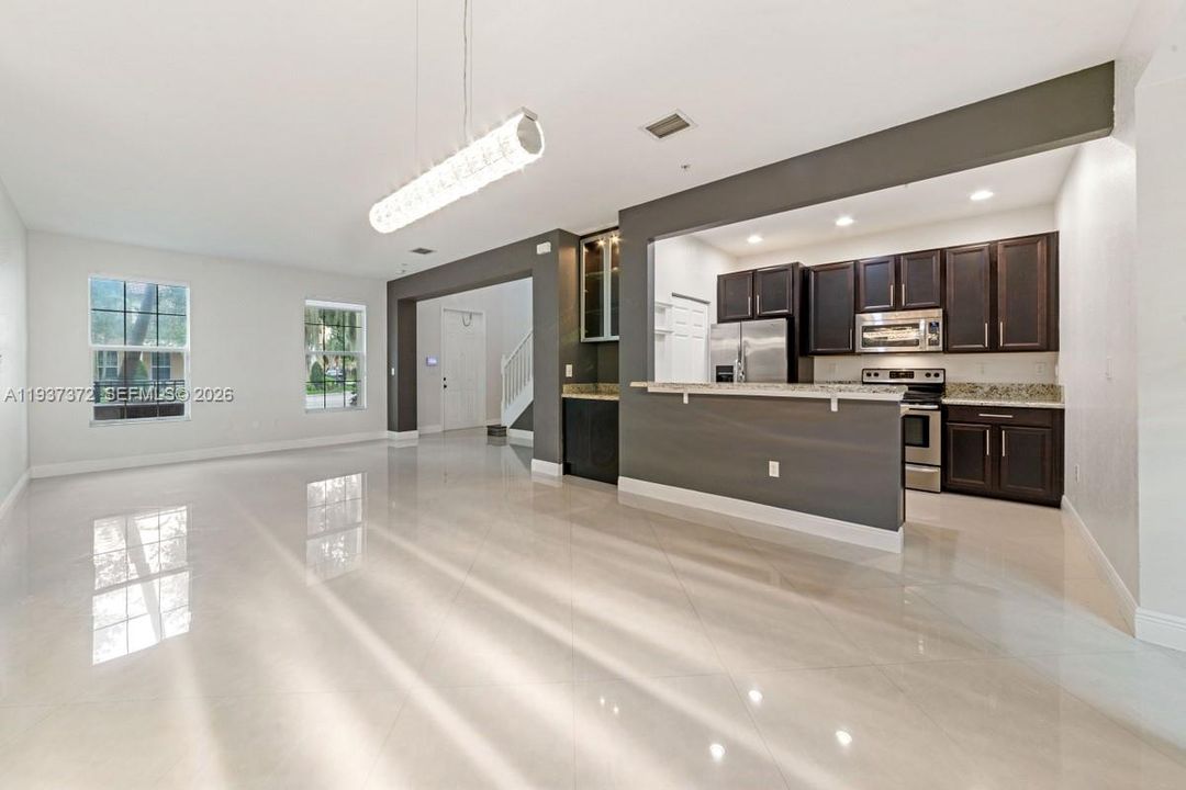 出租: $3,300 (3 贝兹, 3 浴室, 1924 平方英尺)