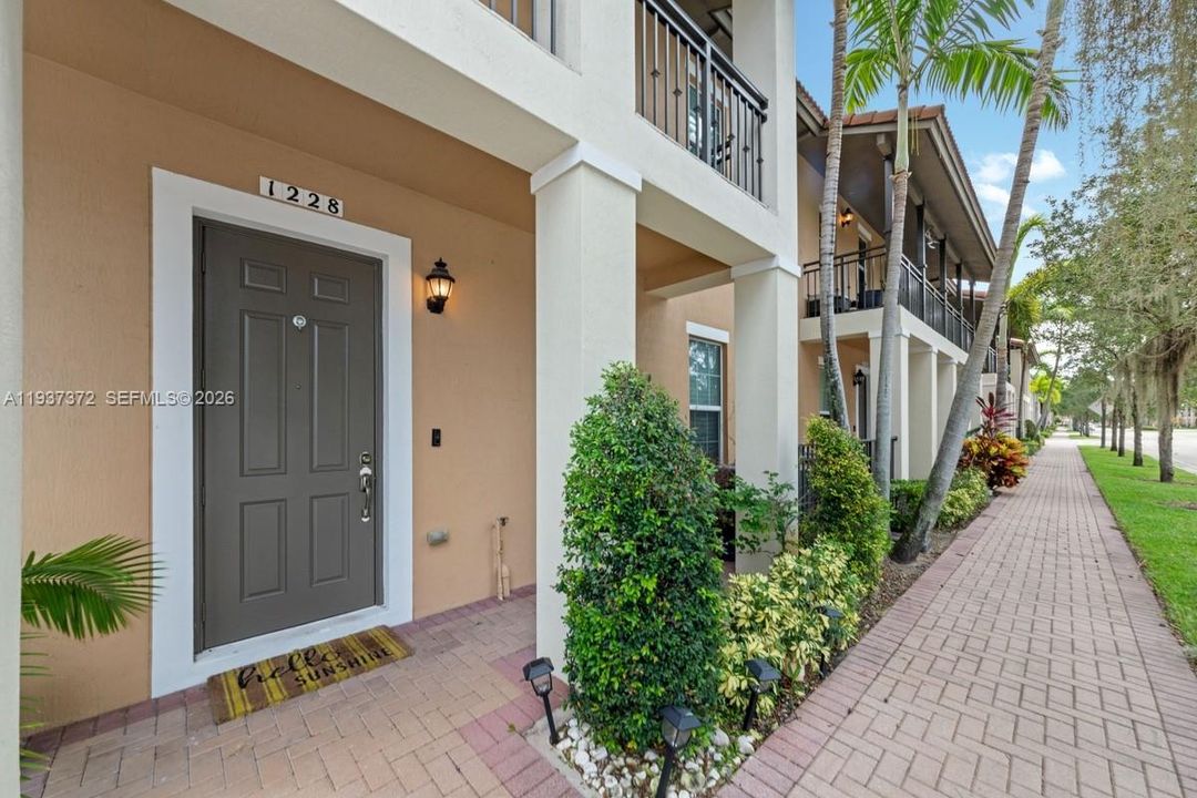 出租: $3,300 (3 贝兹, 3 浴室, 1924 平方英尺)