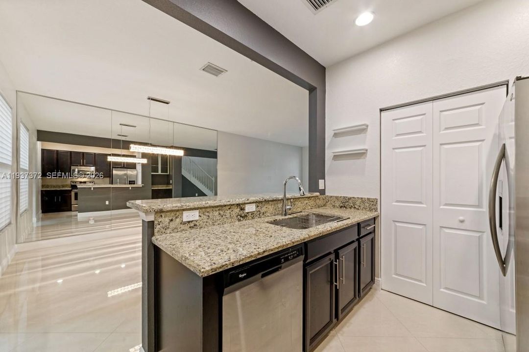 出租: $3,300 (3 贝兹, 3 浴室, 1924 平方英尺)