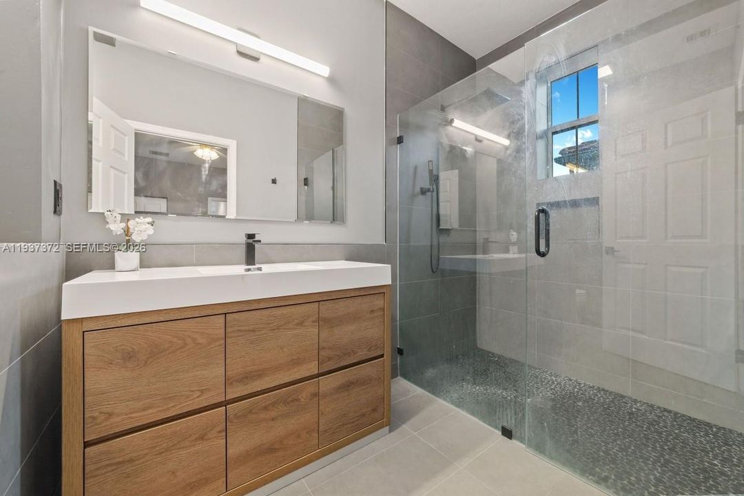 出租: $3,300 (3 贝兹, 3 浴室, 1924 平方英尺)