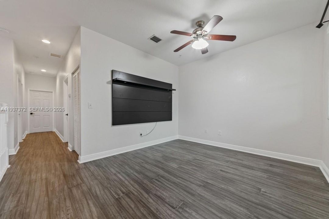 出租: $3,300 (3 贝兹, 3 浴室, 1924 平方英尺)