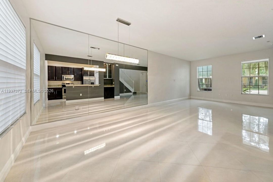 出租: $3,300 (3 贝兹, 3 浴室, 1924 平方英尺)