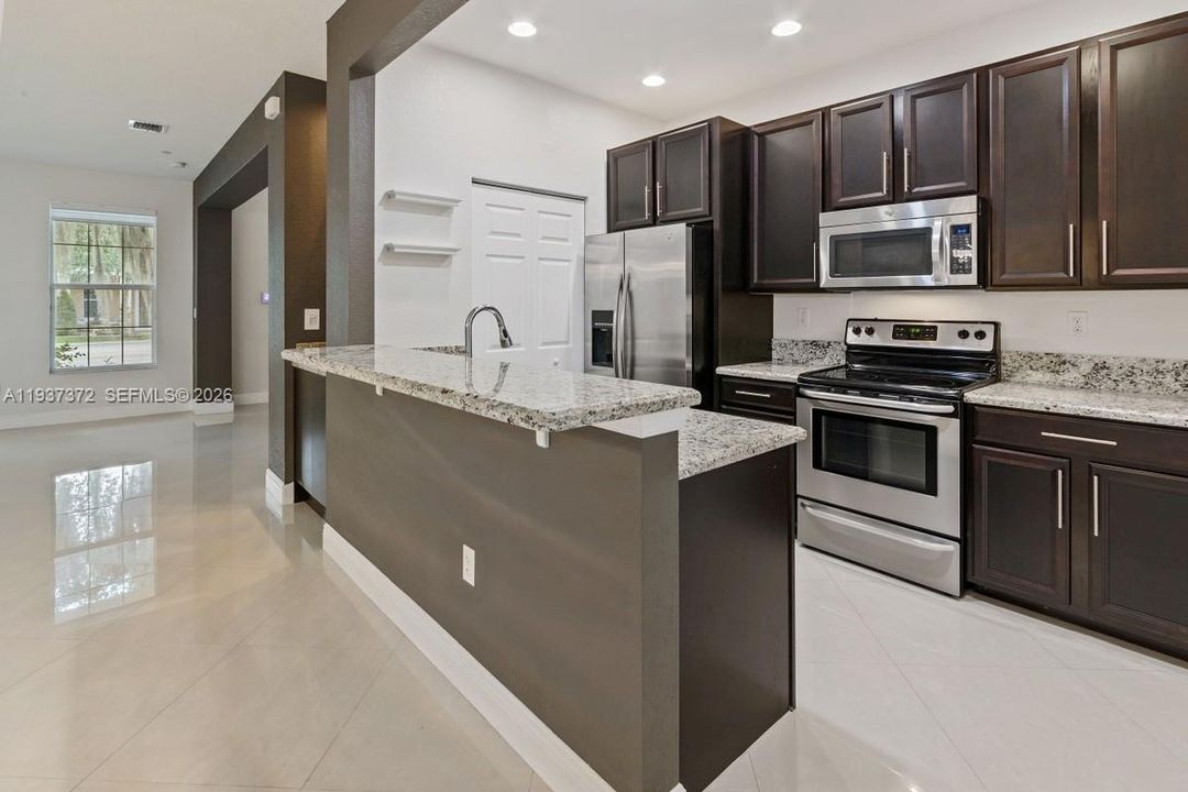 出租: $3,300 (3 贝兹, 3 浴室, 1924 平方英尺)