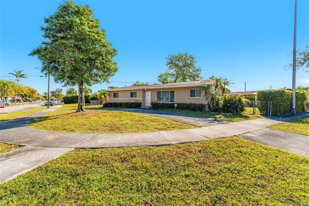 En Venta: $725,000 (4 camas, 2 baños, 1563 Pies cuadrados)