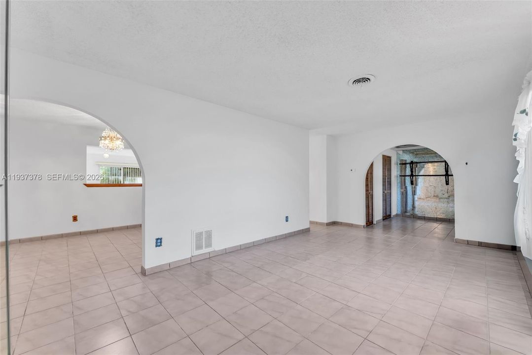 En Venta: $725,000 (4 camas, 2 baños, 1563 Pies cuadrados)