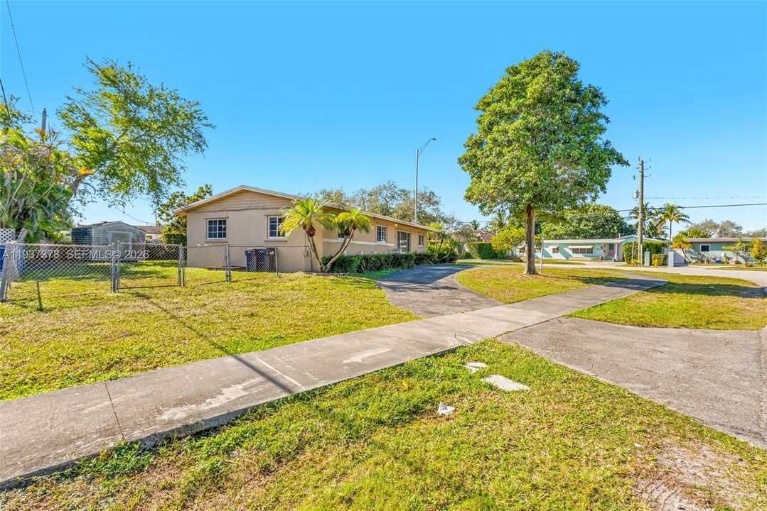 En Venta: $725,000 (4 camas, 2 baños, 1563 Pies cuadrados)