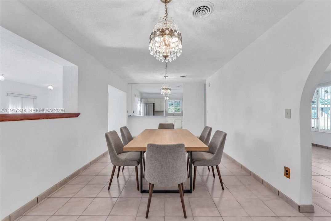 En Venta: $725,000 (4 camas, 2 baños, 1563 Pies cuadrados)