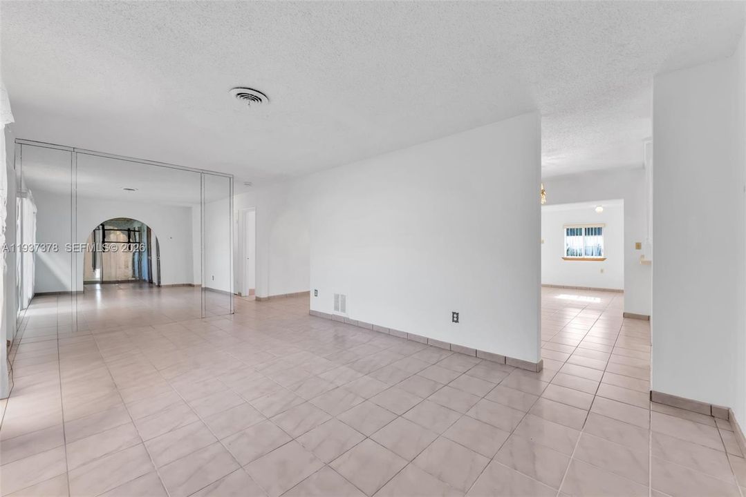 En Venta: $725,000 (4 camas, 2 baños, 1563 Pies cuadrados)