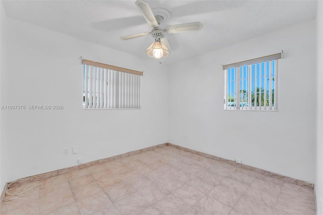 En Venta: $725,000 (4 camas, 2 baños, 1563 Pies cuadrados)