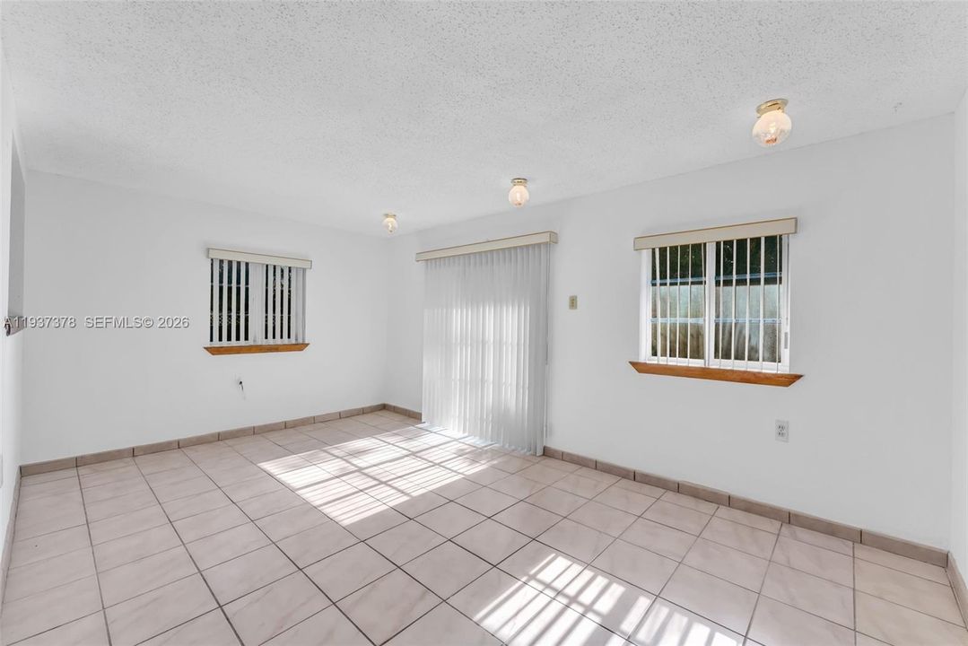 En Venta: $725,000 (4 camas, 2 baños, 1563 Pies cuadrados)