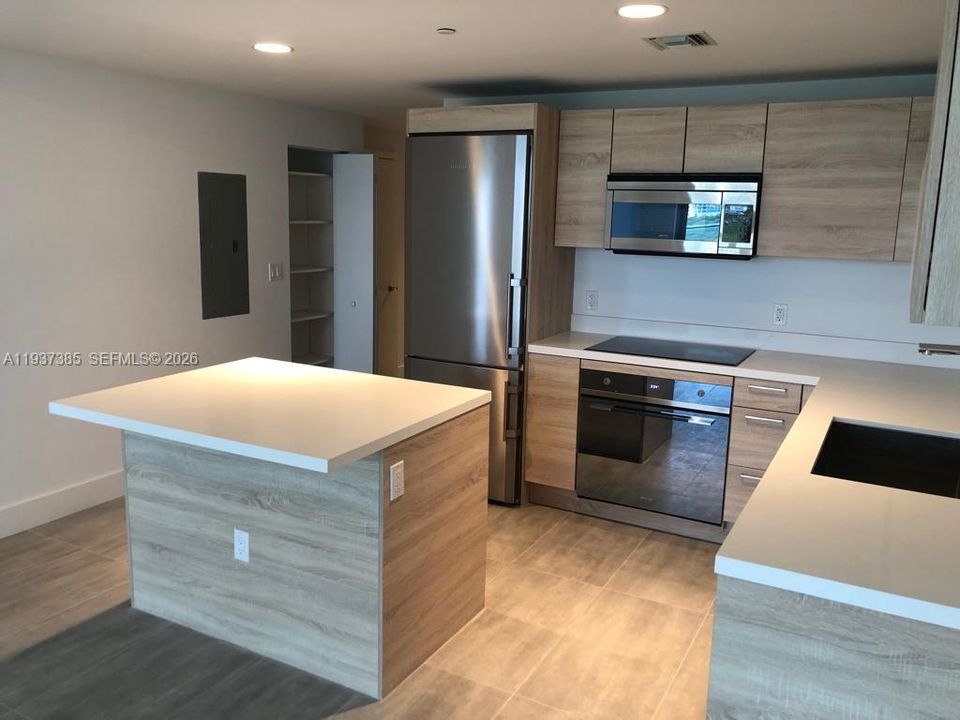 В аренду: $3,700 (2 спален, 2 ванн, 1115 Квадратных фут)