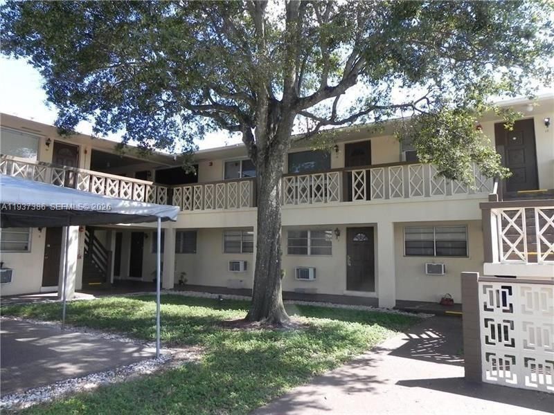 For Rent: $2,200 (2 beds, 1 baths, 858 Square Feet)