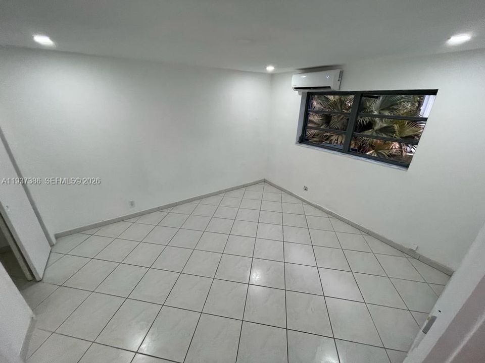 For Rent: $2,200 (2 beds, 1 baths, 858 Square Feet)