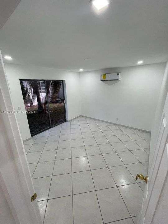 For Rent: $2,200 (2 beds, 1 baths, 858 Square Feet)