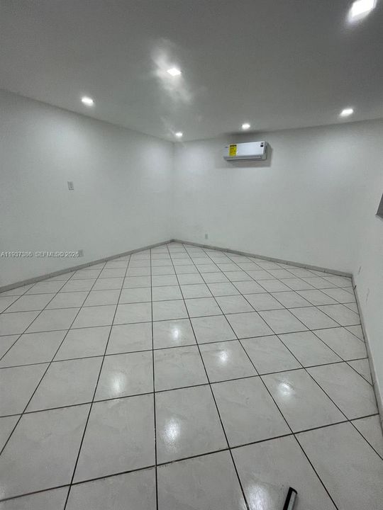 For Rent: $2,200 (2 beds, 1 baths, 858 Square Feet)