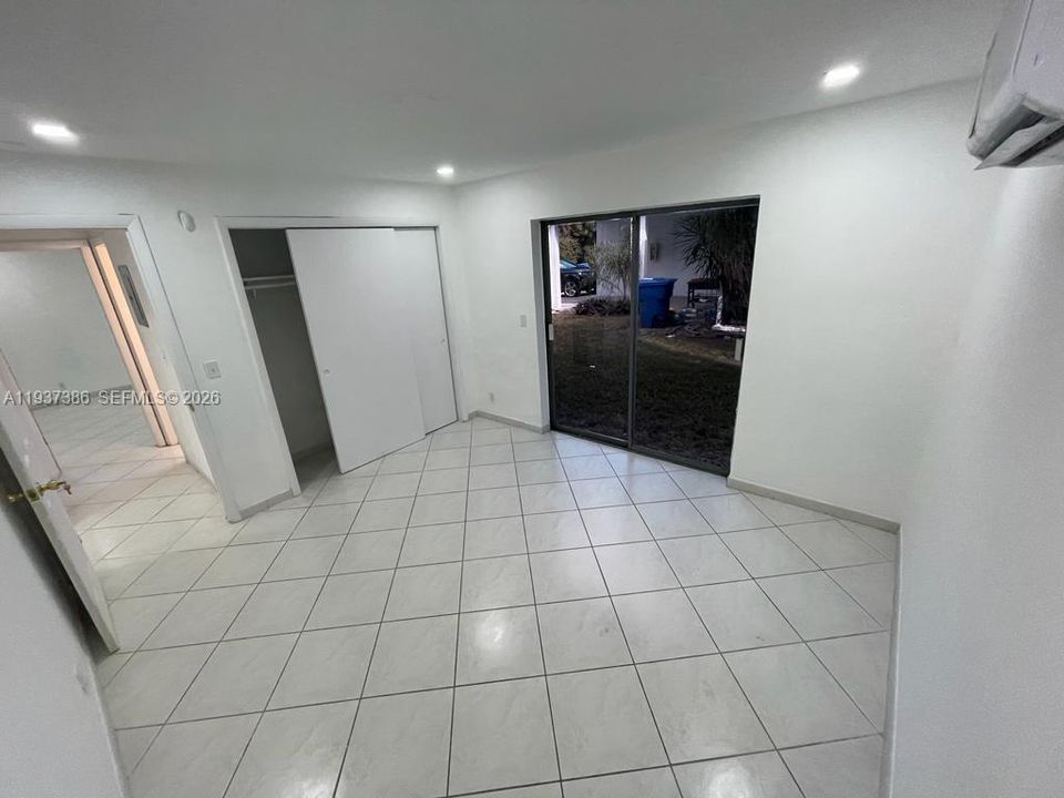 For Rent: $2,200 (2 beds, 1 baths, 858 Square Feet)