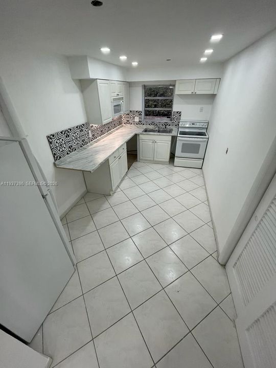 For Rent: $2,200 (2 beds, 1 baths, 858 Square Feet)