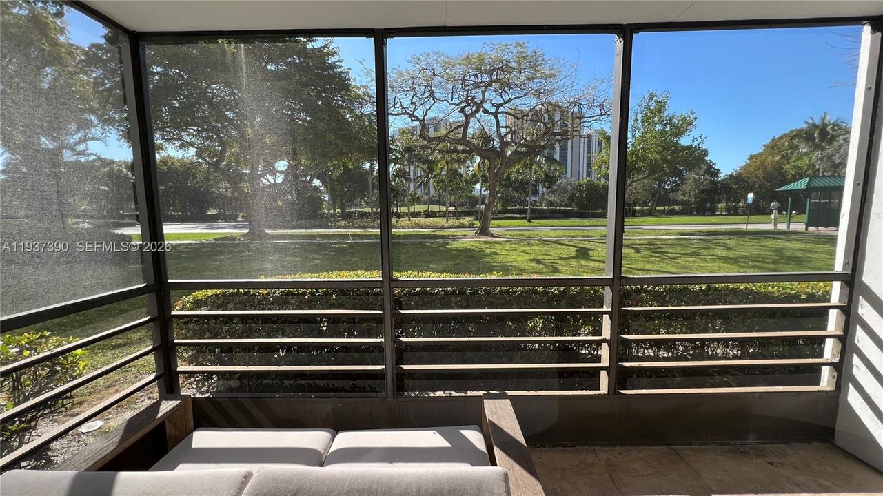 For Rent: $1,900 (1 beds, 1 baths, 741 Square Feet)