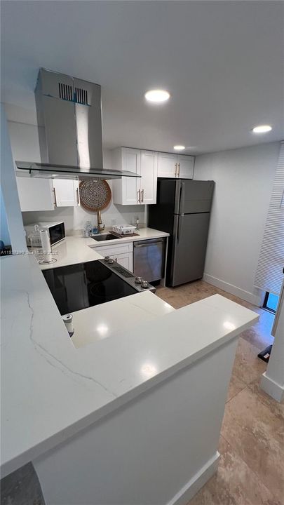 For Rent: $1,900 (1 beds, 1 baths, 741 Square Feet)