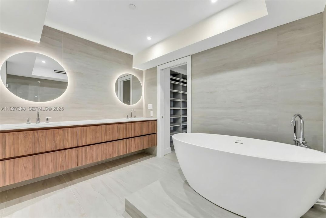 For Sale: $950,000 (3 beds, 2 baths, 1910 Square Feet)