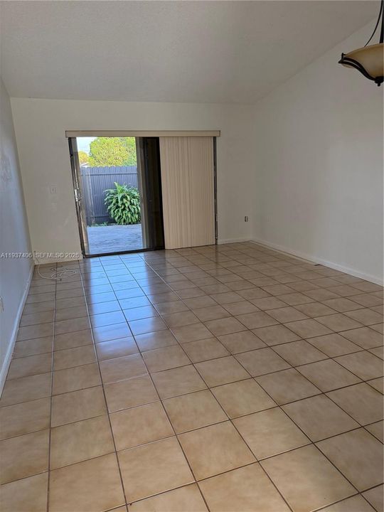 For Rent: $2,650 (3 beds, 1 baths, 970 Square Feet)