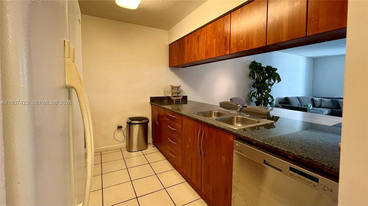 出租: $3,000 (1 贝兹, 1 浴室, 825 平方英尺)