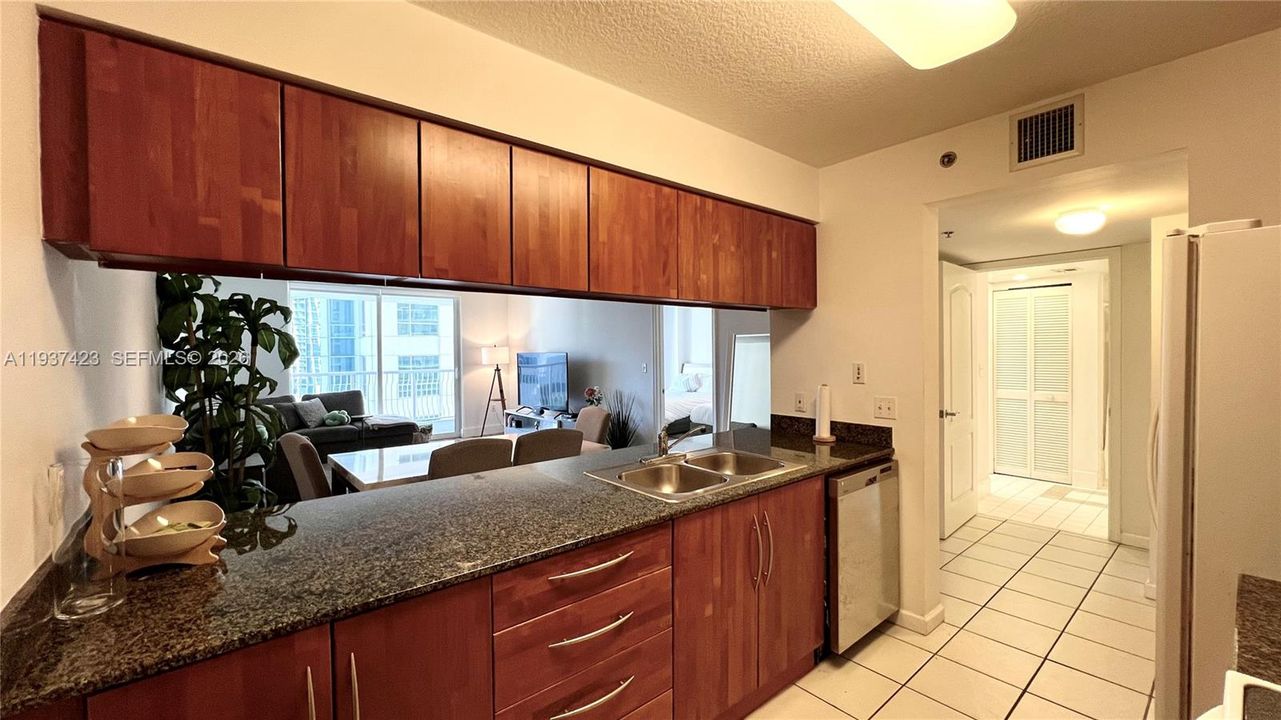 出租: $3,000 (1 贝兹, 1 浴室, 825 平方英尺)