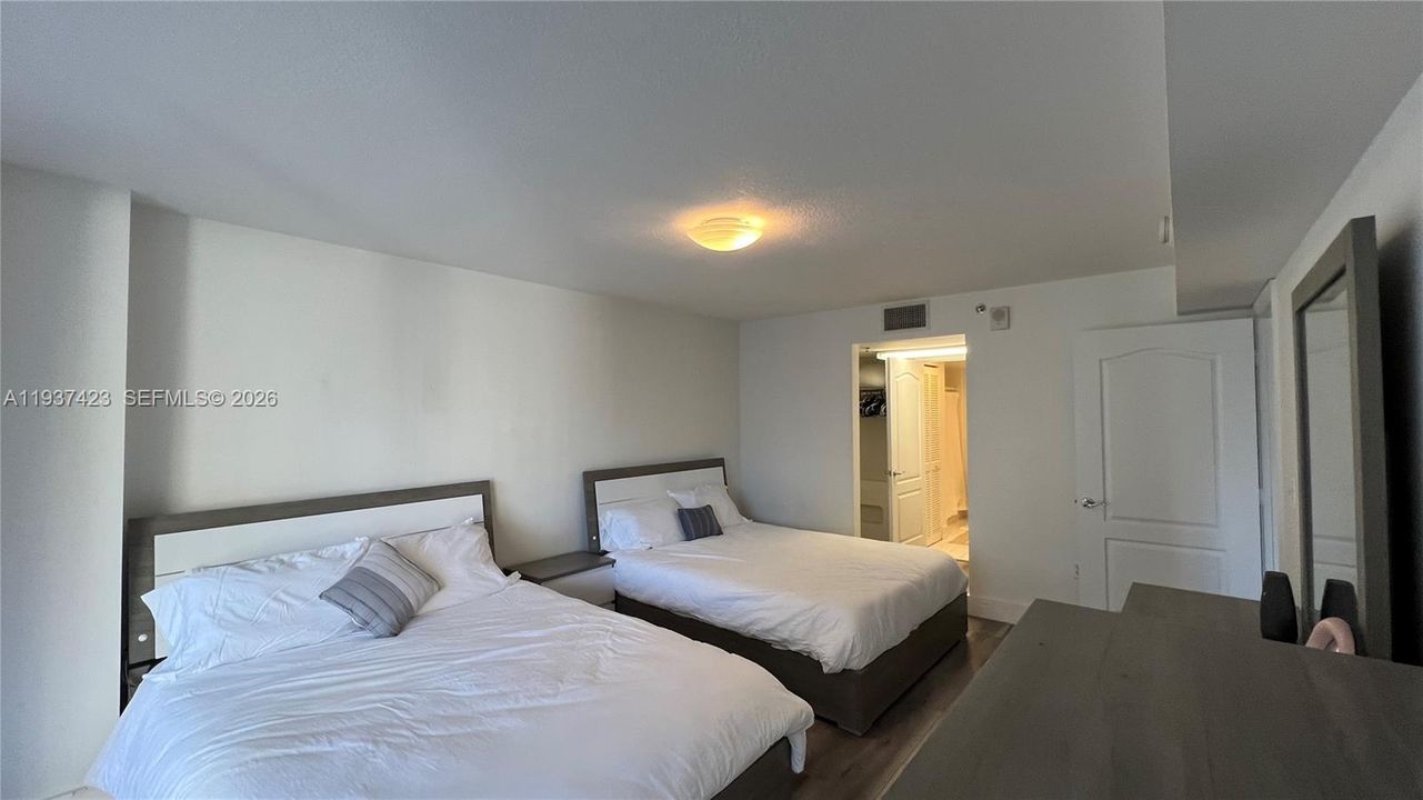 出租: $3,000 (1 贝兹, 1 浴室, 825 平方英尺)