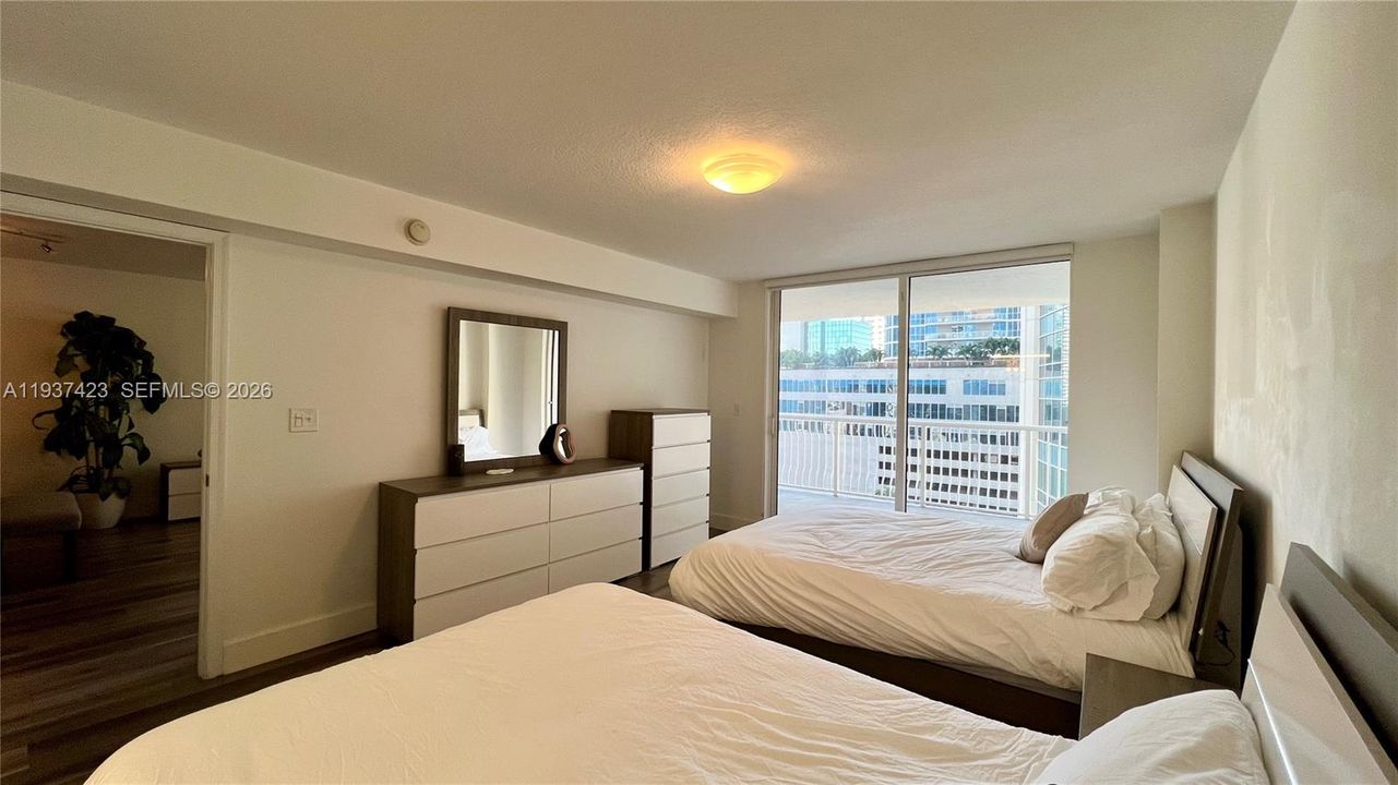 出租: $3,000 (1 贝兹, 1 浴室, 825 平方英尺)