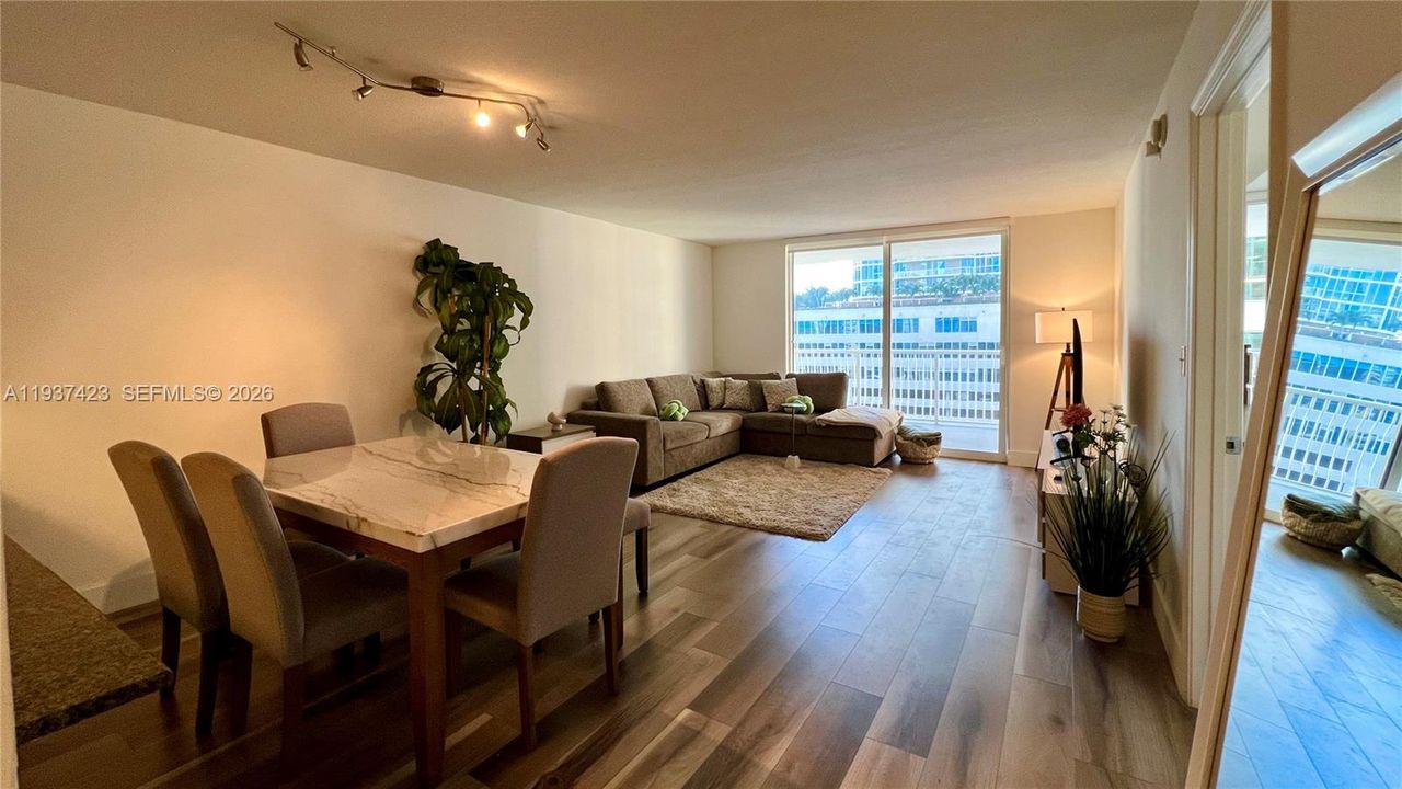 出租: $3,000 (1 贝兹, 1 浴室, 825 平方英尺)