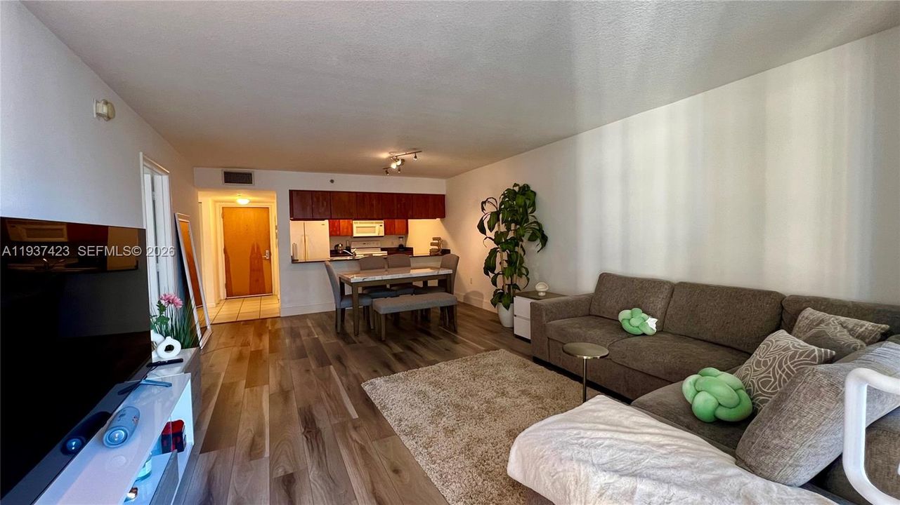 出租: $3,000 (1 贝兹, 1 浴室, 825 平方英尺)