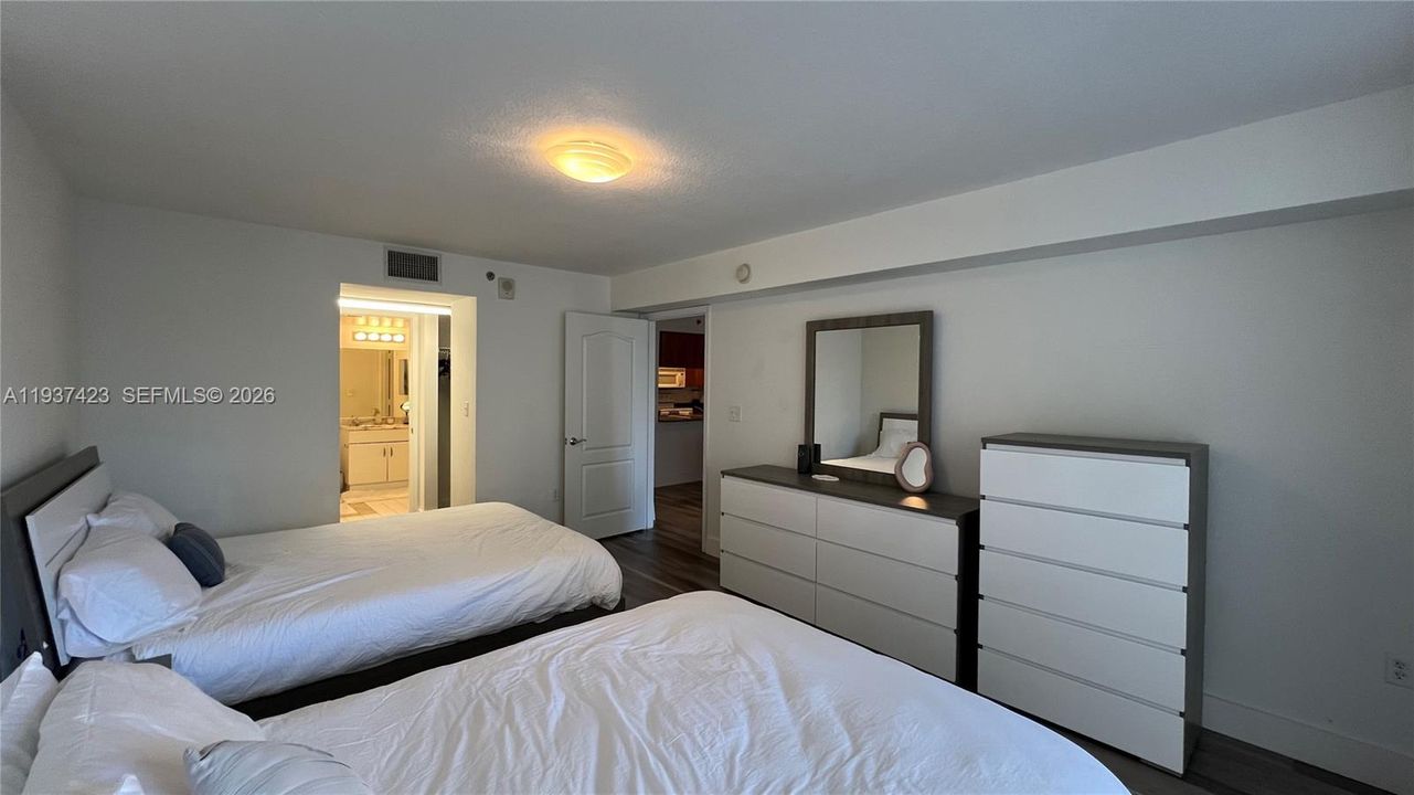 出租: $3,000 (1 贝兹, 1 浴室, 825 平方英尺)