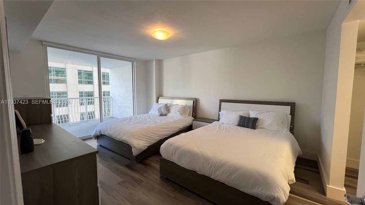 出租: $3,000 (1 贝兹, 1 浴室, 825 平方英尺)