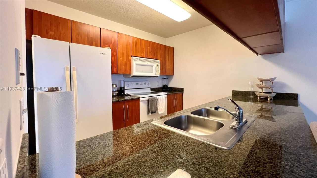 出租: $3,000 (1 贝兹, 1 浴室, 825 平方英尺)