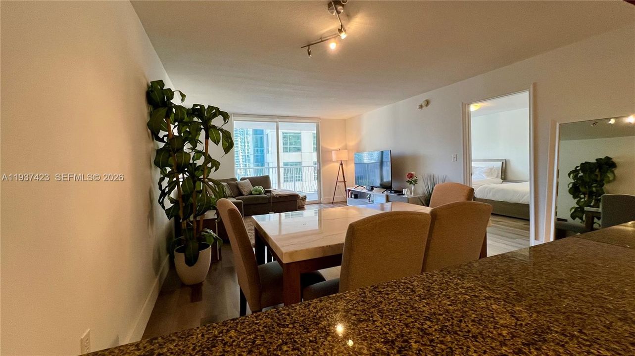 出租: $3,000 (1 贝兹, 1 浴室, 825 平方英尺)