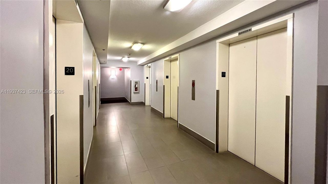 出租: $3,000 (1 贝兹, 1 浴室, 825 平方英尺)