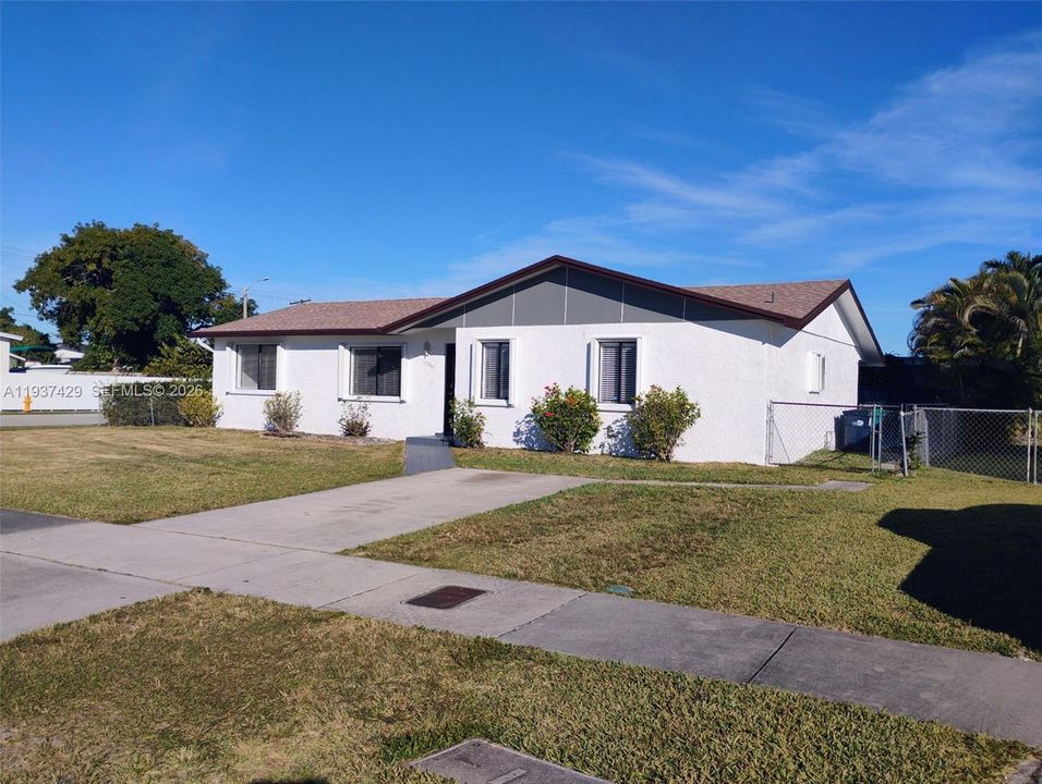 На продажу: $595,000 (3 спален, 2 ванн, 1394 Квадратных фут)