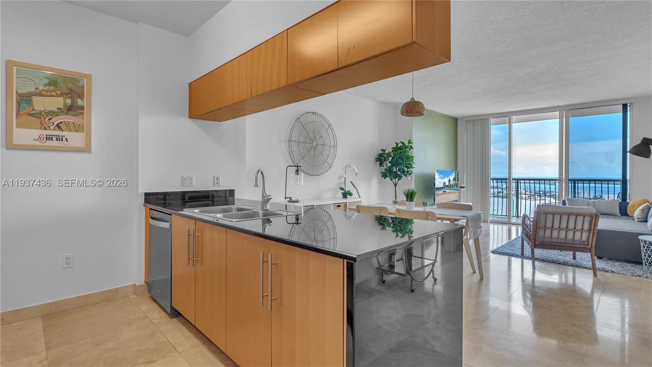 出租: $3,500 (1 贝兹, 1 浴室, 791 平方英尺)