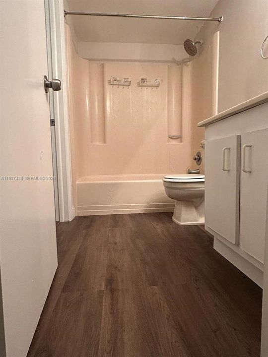 待售: $160,000 (1 贝兹, 1 浴室, 550 平方英尺)