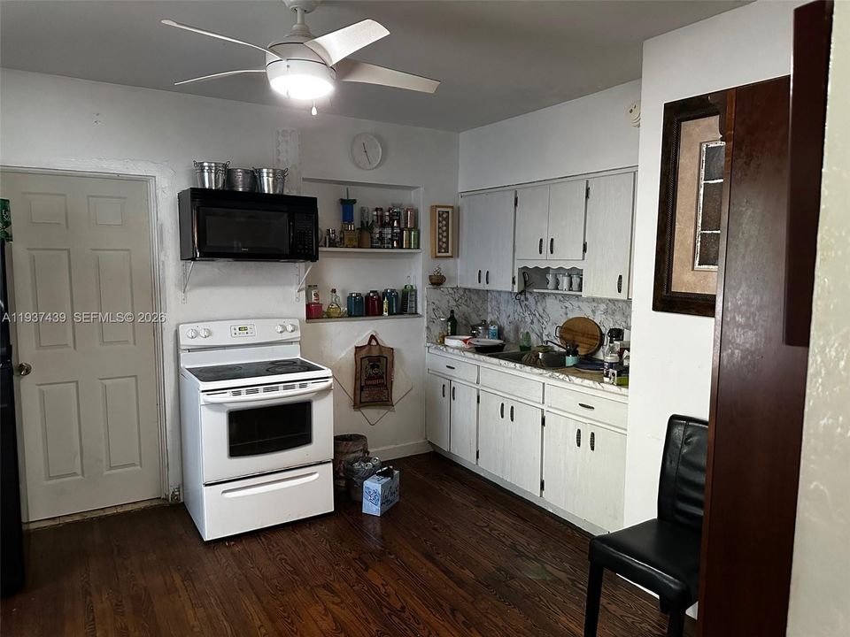 合同活跃: $370,000 (2 贝兹, 1 浴室, 1184 平方英尺)