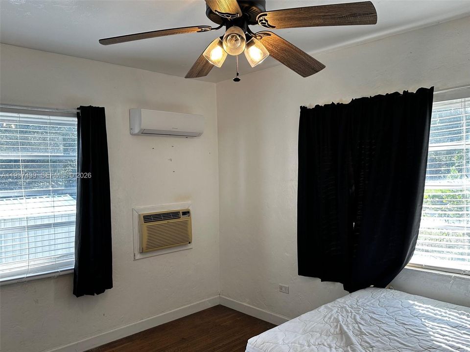 合同活跃: $370,000 (2 贝兹, 1 浴室, 1184 平方英尺)